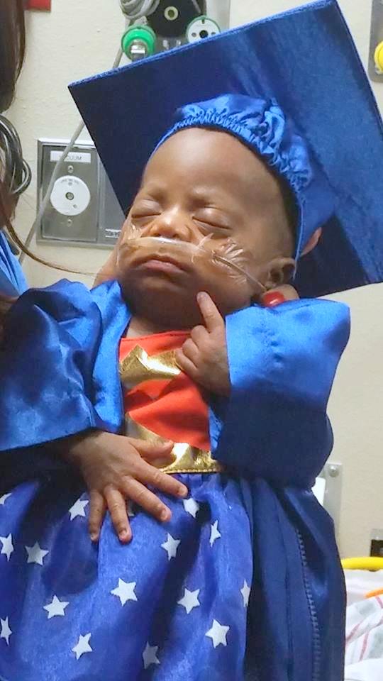 A woman was ready to attend her college graduation, but her baby had other  plans - Upworthy